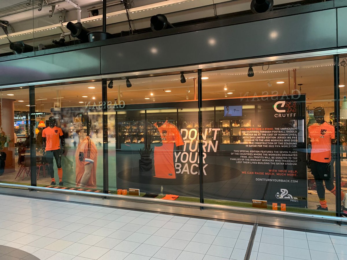 Wow,de etalage bij de Up To Do Good store op Schiphol. Het WK shirt van @CruyffOfficial en de Pro2 Foundation wordt daar verkocht voor alle fans, ministers, premiers en koningen die TOCH naar Qatar gaan. Zo kun je juichen voor Oranje,tribunes EN de migranten <a href="/barbarabarend/">Barbara Barend</a>