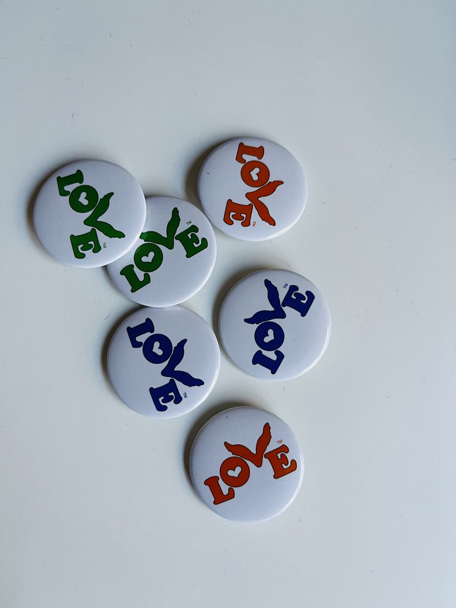 seokjinism1's tweet photo. Can someone who went to Argentina concert confirm. did they give out black love buttons this time. i didn't see them before, i checked mine. it is matching with his clothes. and his red button is something else too 

#TheAstronaut  #Jin  #ColdplayBuenosAires https://t.co/KpqrI44Ux9