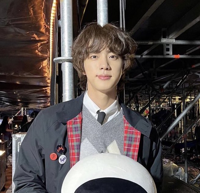 seokjinism1's tweet photo. Can someone who went to Argentina concert confirm. did they give out black love buttons this time. i didn't see them before, i checked mine. it is matching with his clothes. and his red button is something else too 

#TheAstronaut  #Jin  #ColdplayBuenosAires https://t.co/KpqrI44Ux9