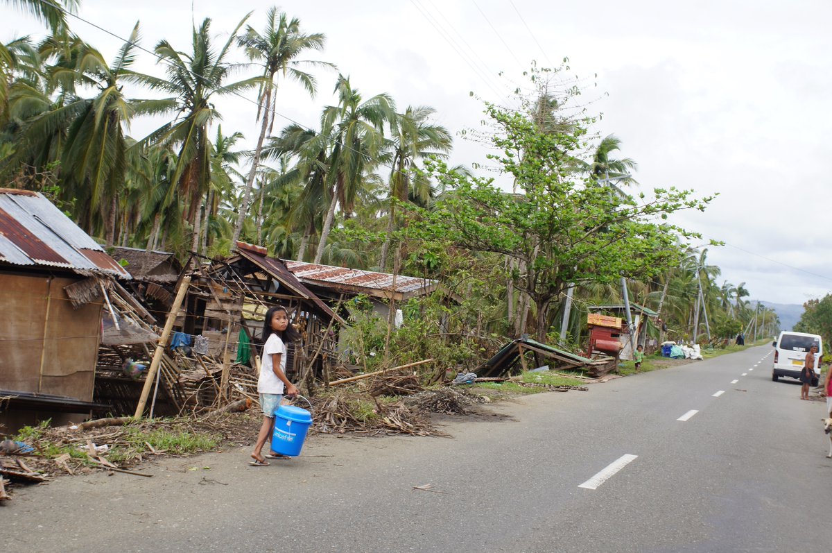 Tropical #Cyclone #Nalgae (#Paeng) in the #Philippines is affecting hundreds of thousands of people, most severely in Regions 5, 6, 8, 12 & BARMM. At least 170,000 people are taking temporary shelter at evacuation centres: via @UNOCHA : bit.ly/3sHdSD3 📷 OCHA/Eva Modvig