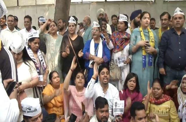 punjabkesari's tweet photo. ‘रेड लाइट ऑन, गाड़ी ऑफ'' अभियान को मंजूरी ने देने पर AAP का हल्लाबोल, LG आवास के बाहर किया प्रदर्शन
https://t.co/9mABH3bvWF
#Protest #NationalCapital #AAPworkers #RedLightOn #CarOff #Campaign #Sanction #LGVKSaxena https://t.co/rFZCUnzXGo