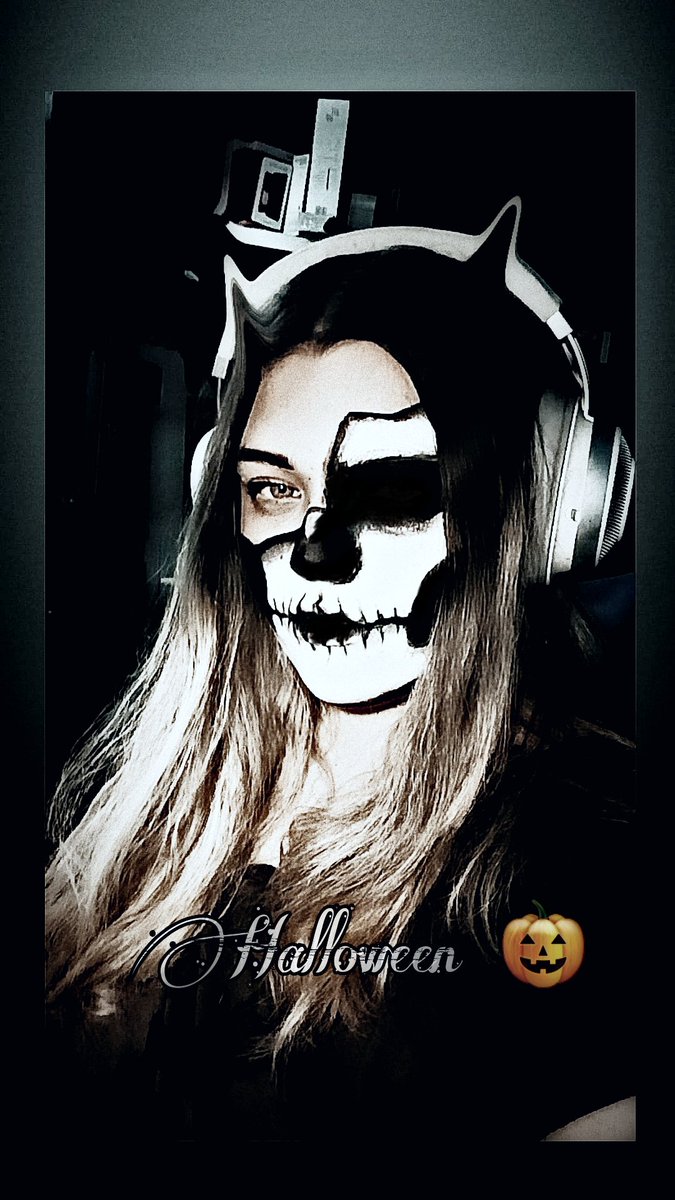 Ninii_bvb01's tweet photo. Freshes Skelett für die 24h Sause bei @Herr_Currywurst 🎃💀🖤 Ja da ist eine Aubergine.🍆😌🔥#Curryween #Curryween24 https://t.co/gj486XgAF8