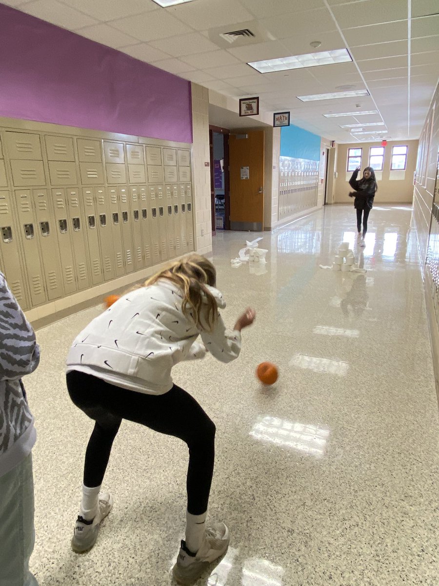 Frannie0714's tweet photo. Such a fun day celebrating Skyview Strong and fall parties!  Thank you to Mrs. Cagliola and all of the parent volunteers for your time 💚🤍🖤 #SkyviewStrong @MethactonEA @Methacton @skyview_msd https://t.co/qryw65vnjY
