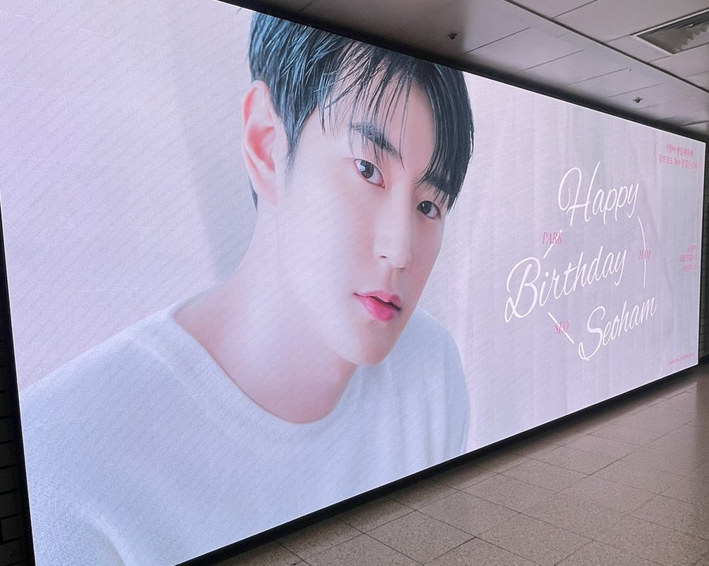 _93_01's tweet photo. 쟈철타려다가 잘생긴 사람이랑 눈마주침
-삼성역
#서함짱짱
#SeoHamDay https://t.co/H7OlT00QMg