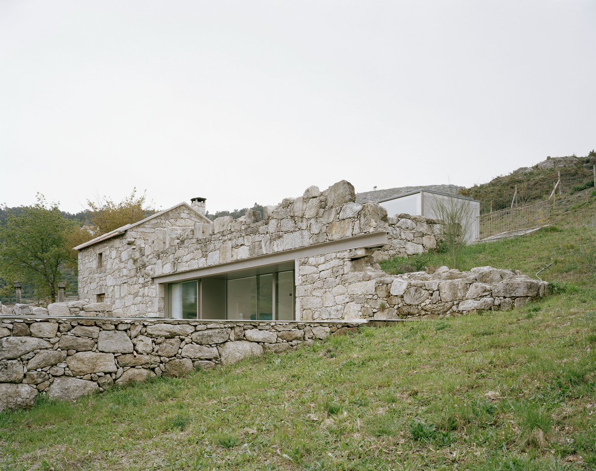 Minimalismo rural, comprar unas ruinas abandonadas, rehabilitarlas e irme a vivir al monte. La ‘Casa en Melgaço’ en Parada do Monte, Portugal. Rehabilitada por Nuno Brandão Costa.