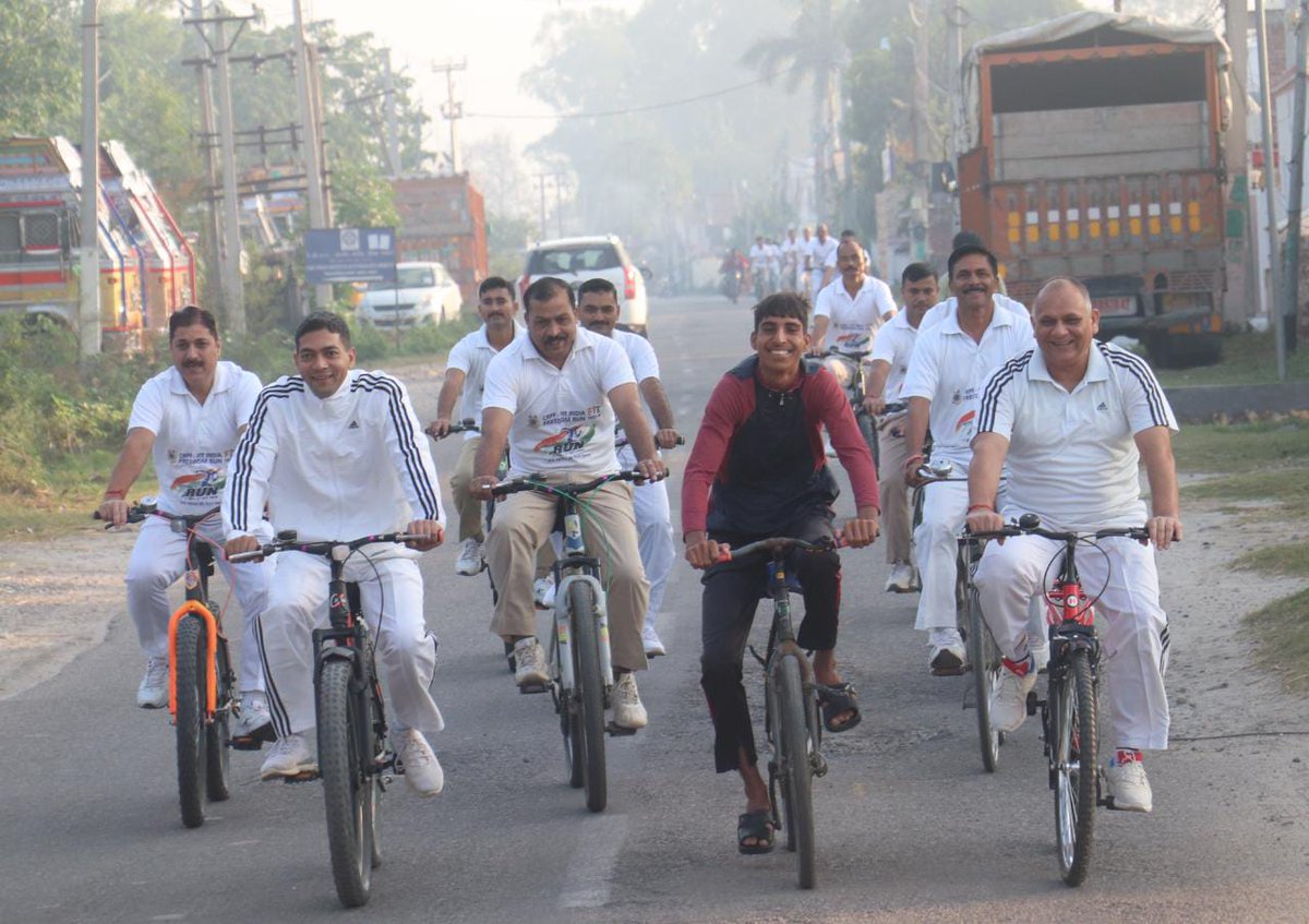 160BNCRPF's tweet photo. A cycle rally is organised today in c/w observance of birth anniversary of Sardar Vallabhbhai Patel as #RashtriyaEktaDiwas2022 on 31st October 2022 by 160Bn, CRPF in presence of Sh Hariom Khare, Comdt 160 bn a/w officer's, So's, Jawans &amp; local public.@crpfindia @jammusector https://t.co/mIYLWmIpyN