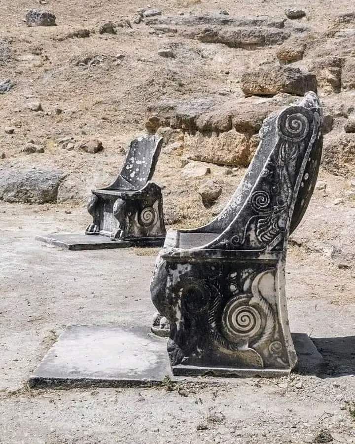 A 2000 year old marble thrones at ancient theatre of Amphiareion of Oropos, Greece.

Amphiareion at Oropos, sanctuary of hero Amphiaraos, was greatly famed and frequented by pilgrims who went to seek oracular responses and healing.

#archaeohistories