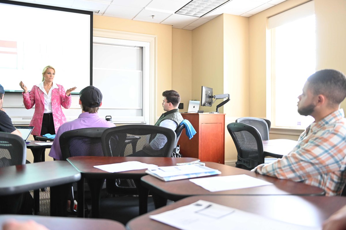 HighPointU's tweet photo. Life skills development in action! This week, HPU's Personal Development Expert in Residence Marilyn Sherman, Hall of Fame speaker, visited campus to mentor students across majors! 🤝 #HPU365 #AccesstoInnovators https://t.co/vWsnDxYq8G