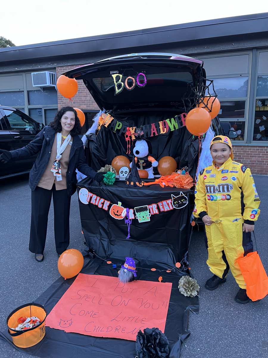 Spooky fun at the <a href="/HowellRoadVS13/">Howell Road Elementary School</a>  Trunk or Treat! <a href="/VS13UFSD/">ValleyStream13UFSD</a> Way to go Howell Road PTA!