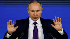 AlexGabuev's tweet photo. 🚢🌽💥
THREAD
Russia officially suspends the Istanbul grain deal for indefinite time. The Kremlin is desperately trying to put more pressure on Kyiv and the Western coalition supporting Ukraine. However, this audacious attempt to gain leverage may backfire against Moscow. 1/ https://t.co/KNsaL94qVp
