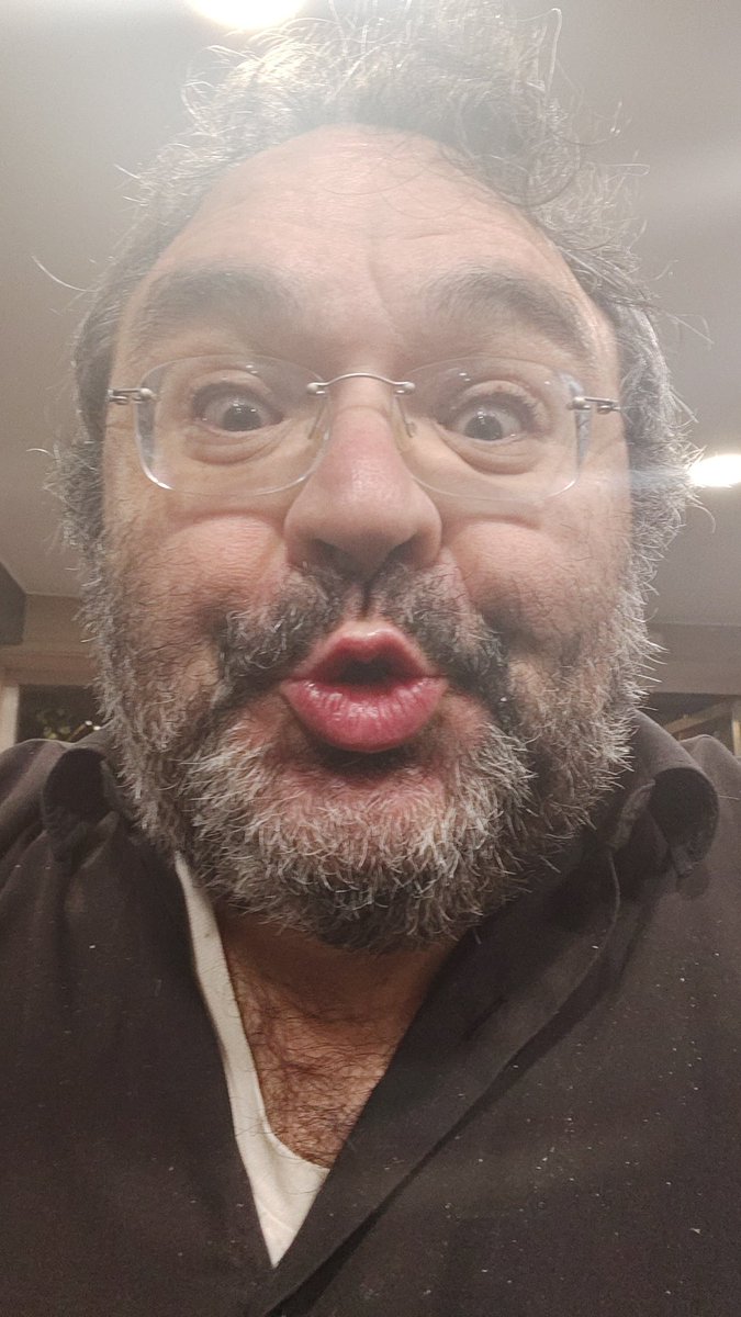 Un petó gros als seguidors que em feu costat sempre i ara, contra l'atac de Junts, Esquerra i la Cup. Si demaneu als vostres amics que també em segueixin tindré més força a Twitter. No podran amb mi. Repiuleu, per favor.