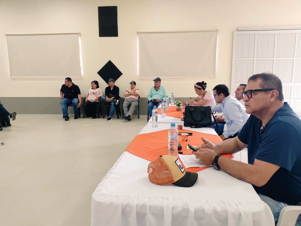 GobMpalCastilla's tweet photo. #AEstaHora | La Administración Municipal en cabeza del alcalde Fernando Amézquita y en compañía de la Secretaría de Gobierno, Seguridad y Movilidad, el concejo Municipal y Asojuntas realizan mesa de trabajo de cara al trabajo unido para el desarrollo del municipio. https://t.co/PiQ5NUXovX