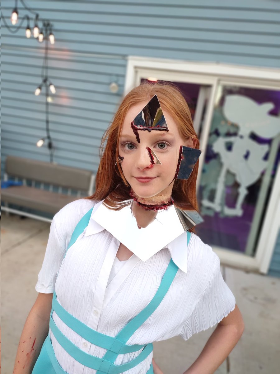 thorntoncrazy8's tweet photo. Alice "through" the looking glass...off with her head!
#halloweeendiy #Halloween2022 #disneydidnotendings https://t.co/JuQ7Z5YxGU