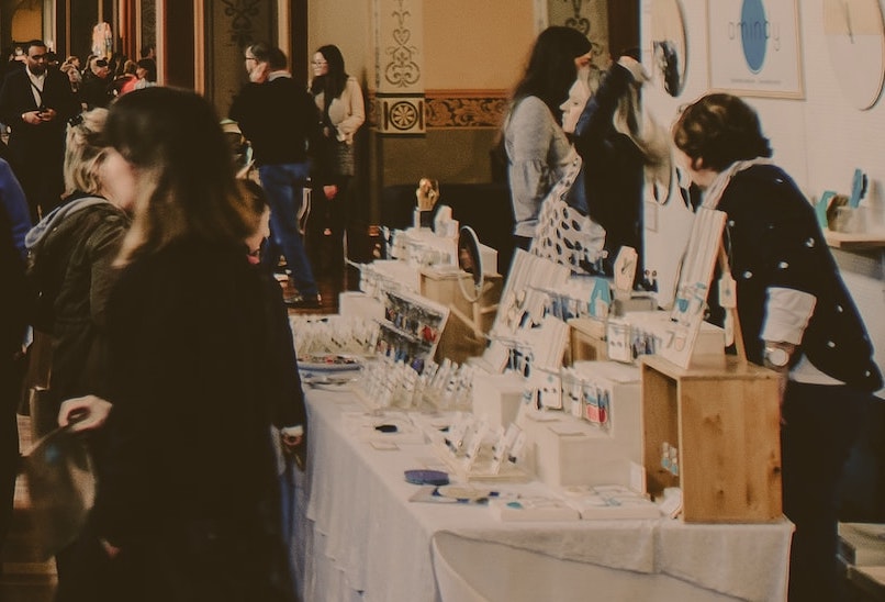 Calling artists and makers seeking selling opportunities in Epsom, Surrey.
The Horton Arts Centre will be hosting a curated creative market in December. #opencall #craftmarket #market #makers #Surrey #https://thehortonepsom.org/news/calling-artists-makers-for-festive-marketplace/