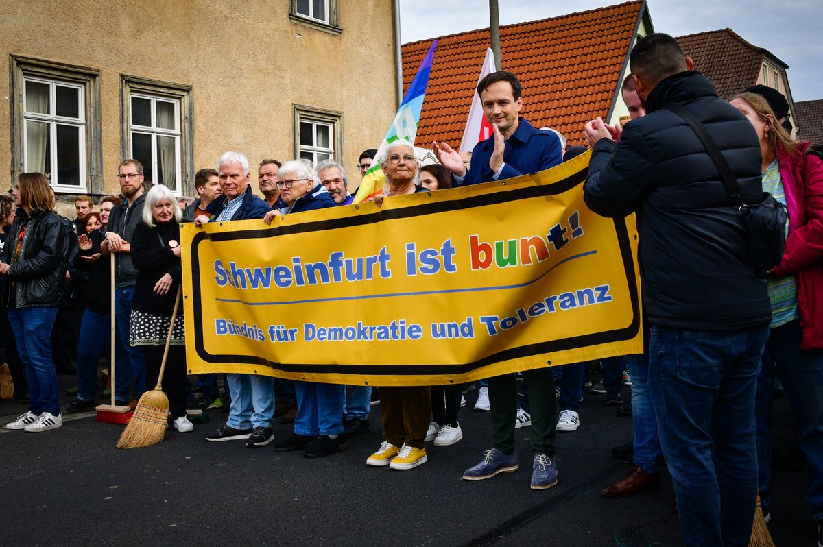 ER_Bayern's tweet photo. 5️⃣: An dem Protestzug mit Beseneinsatz vom Bernd-Köppel-Platz zum Büro des III.WEGs in der Hauptstraße beteiligten sich Schweinfurts Landrat Florian Töpper und der Bgm von Schonungen Stefan Rottmann (beide SPD). Schweinfurts OB Sebastian Remelé (CSU) blieb fern. #sw2910 https://t.co/gDS3PQbIpd