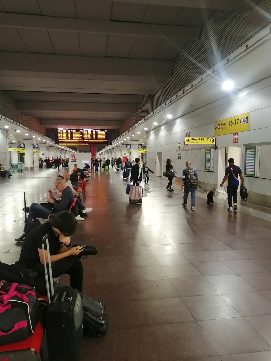 La stazione di Bologna, progettata sul modello del labirinto di Cnosso. Ho incontrato uno che sta cercando l'uscita dal 5 aprile del 2018.
