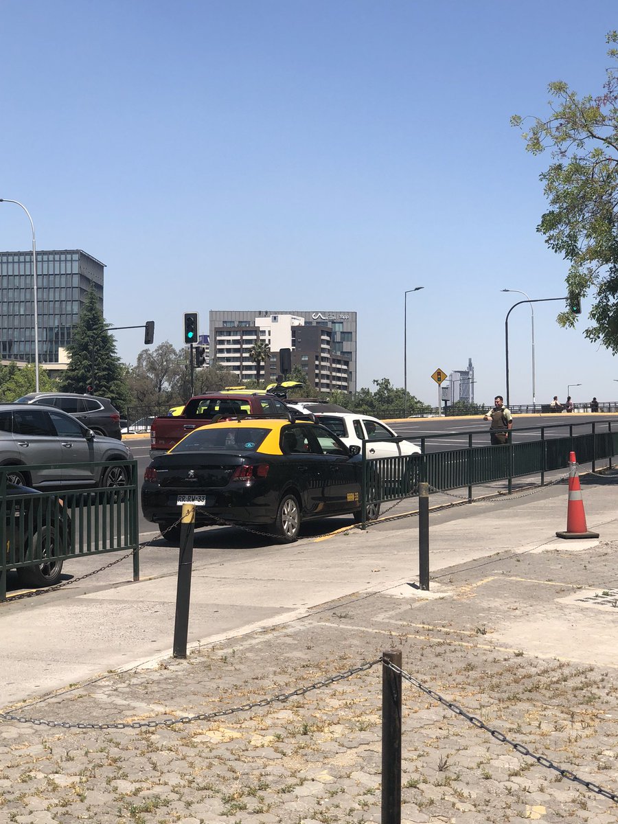 sapoliopicasso's tweet photo. Cierre en sector Santa María, procedimiento en curso (frente Clinica Indisa) @24HorasTVN @Cooperativa https://t.co/vu3NUDh5n4