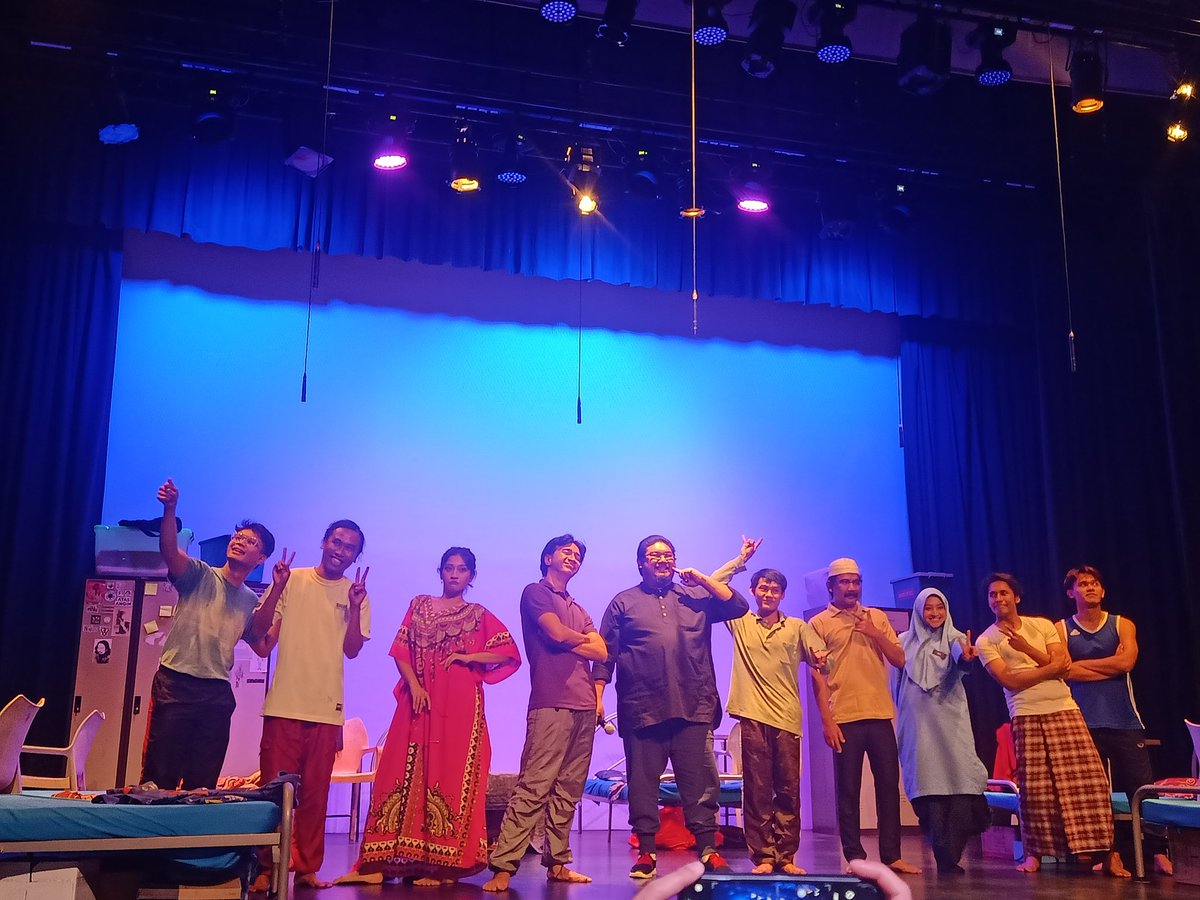 puteriarchy's tweet photo. Hari ni hari yang penuh seni. Seni Kenduri belah petang, #ASRAMARADORMPUTRA belah malam.
Aku nak baring, bertenang dan hadam betapa power dan dahsyatnya teater Asrama-Ra: Dorm Putra Act II ni. Aku dah lama tak blown away macam ni.
ESOK TINGGAL LAST DUA SHOW TOLONG TENGOK! https://t.co/Rz9Stxr9Zk