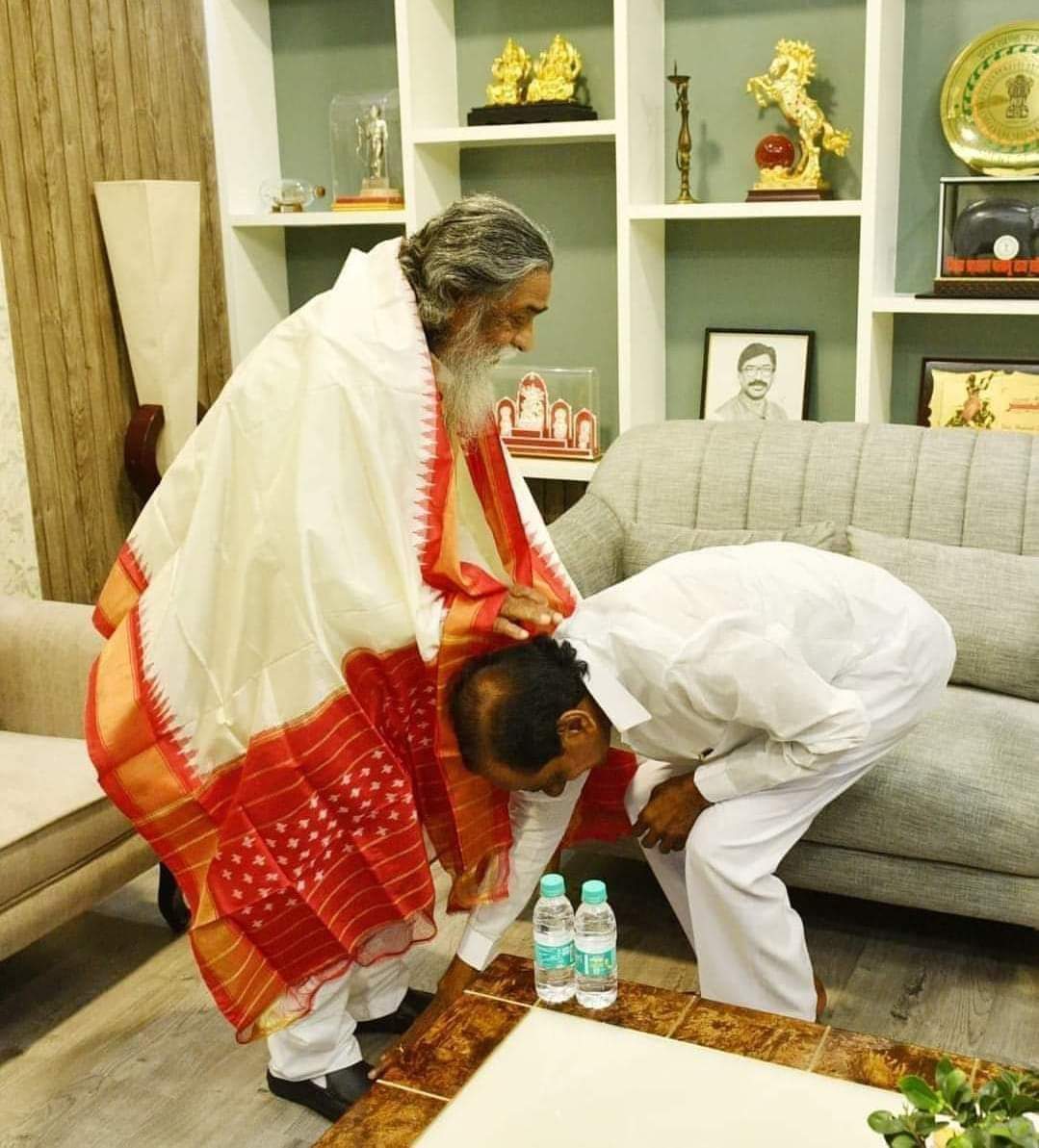 pallati_mahesh's tweet image. హత్య కేసులో జైలుకి పోయొచ్చినోని కాళ్లు,కాళ్లకేసుకున్నా బూట్లు పట్టుకున్న మీ నాయన  యాదగిరి గుట్ట గుడికి పోయినపుడు ఎన్ని సార్లు ఆ గుడిని సంప్రోక్షణ చేయించినవ్  #KalvakuntlaTarakaRamaRao