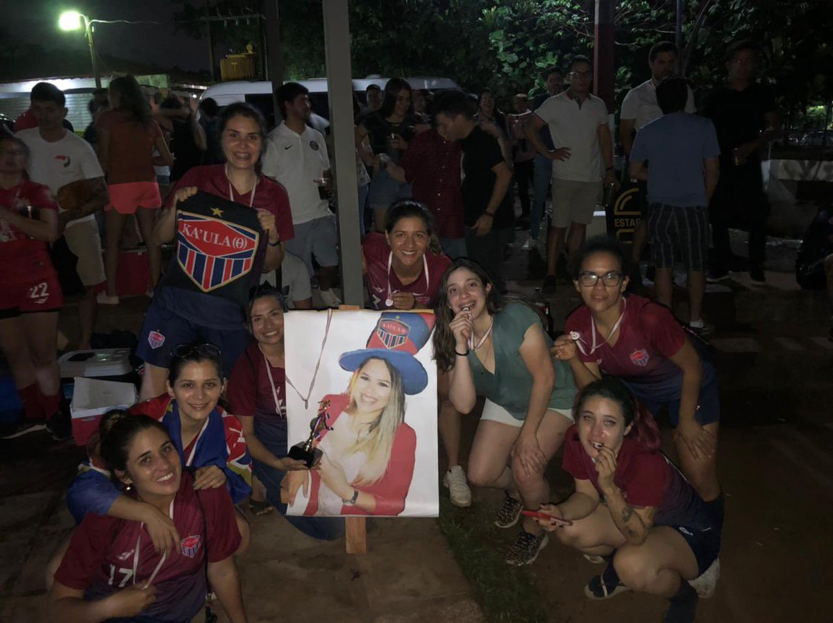 Lastimosamente no pude estar físicamente pero mentalmente estuve ahí (también en foto 😂)se pasaron las Chi JAJAJAJA ,trofeo de goleadora bien ganado gracias al esfuerzo y entrega de mi team <a href="/KauLatita/">Ka'u La(θ) FC</a> …SALUUUD 🏆😍🥳 #geniaaaaas