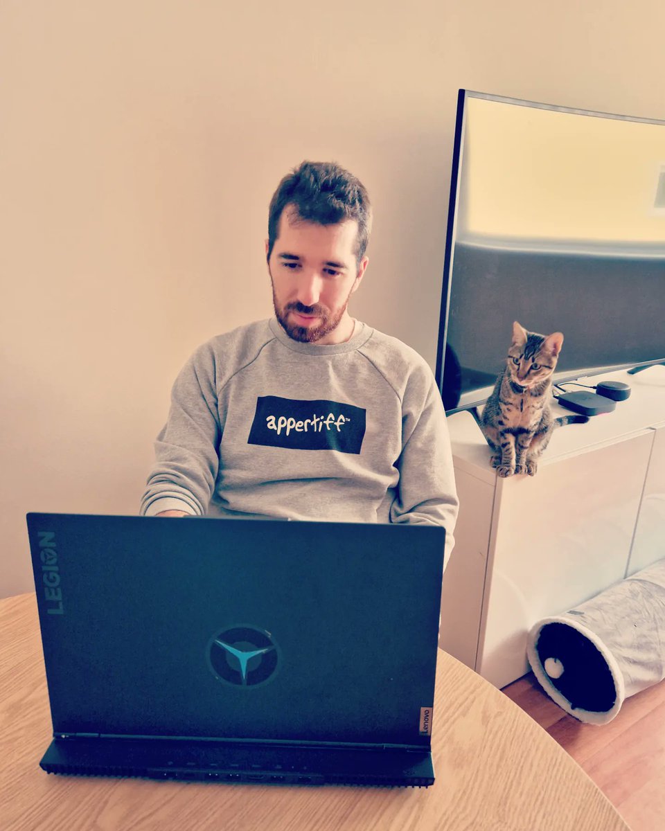 TjiPereira's tweet photo. O verdadeiro backseat gamer tem um animal dentro dele, ou em cima. Com os novos Lenovo Legion tens tudo o que precisas para jogar sem limites!
#poweredbyamd
#legion https://t.co/ZeKaK8FkKk