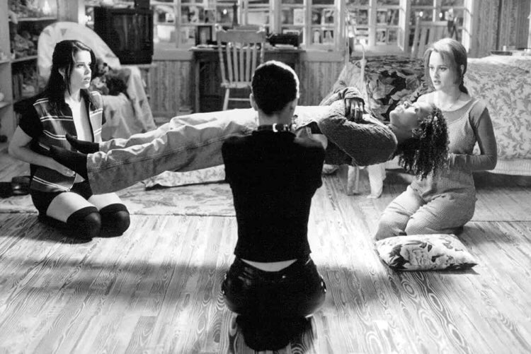 FilmFan1971's tweet photo. Some black and white publicity stills from The Craft, to commemorate @FWFilmFestival’s #BigScream screening. https://t.co/8XjK0ozNnS
