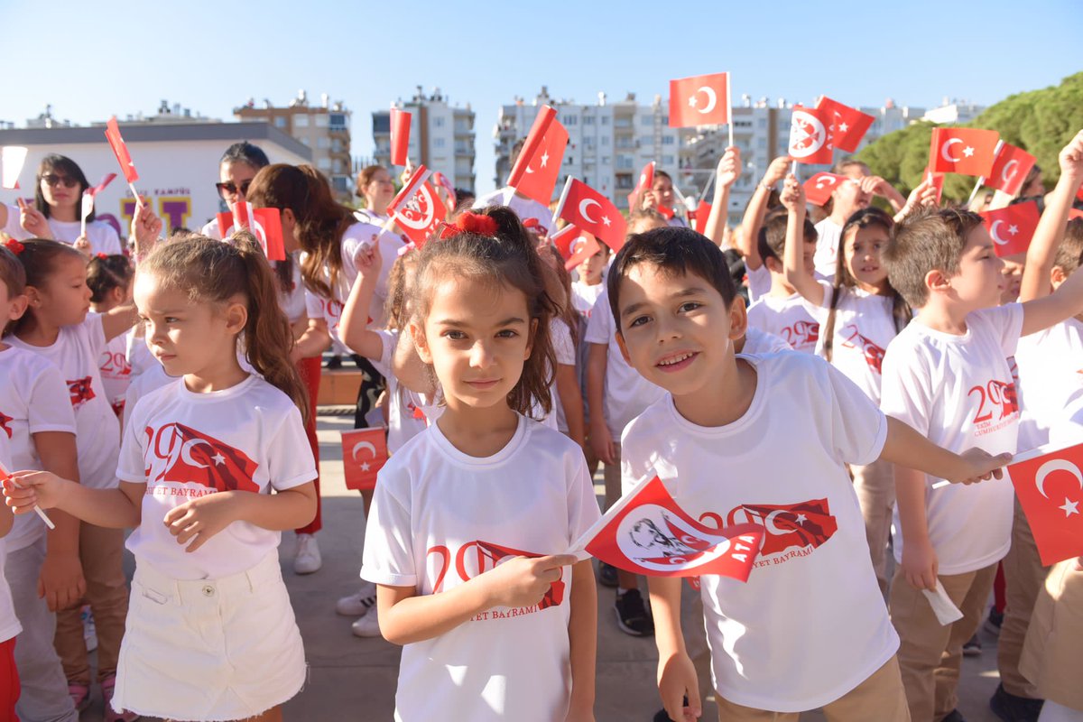 Saygı Duruşu ve İstiklal Marşı’mızın ardından Kampüs Müdürümüzün konuşmasıyla başlayan programımızda Cumhuriyetimizin 99.yılını velilerimiz ,öğrencilerimiz ve öğretmenlerimizle birlikte coşkuyla kutladık.🇹🇷 #29EkimCumhuriyetBayramı