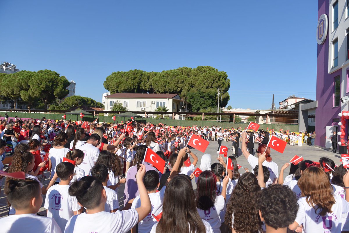 Saygı Duruşu ve İstiklal Marşı’mızın ardından Kampüs Müdürümüzün konuşmasıyla başlayan programımızda Cumhuriyetimizin 99.yılını velilerimiz ,öğrencilerimiz ve öğretmenlerimizle birlikte coşkuyla kutladık.🇹🇷 #29EkimCumhuriyetBayramı