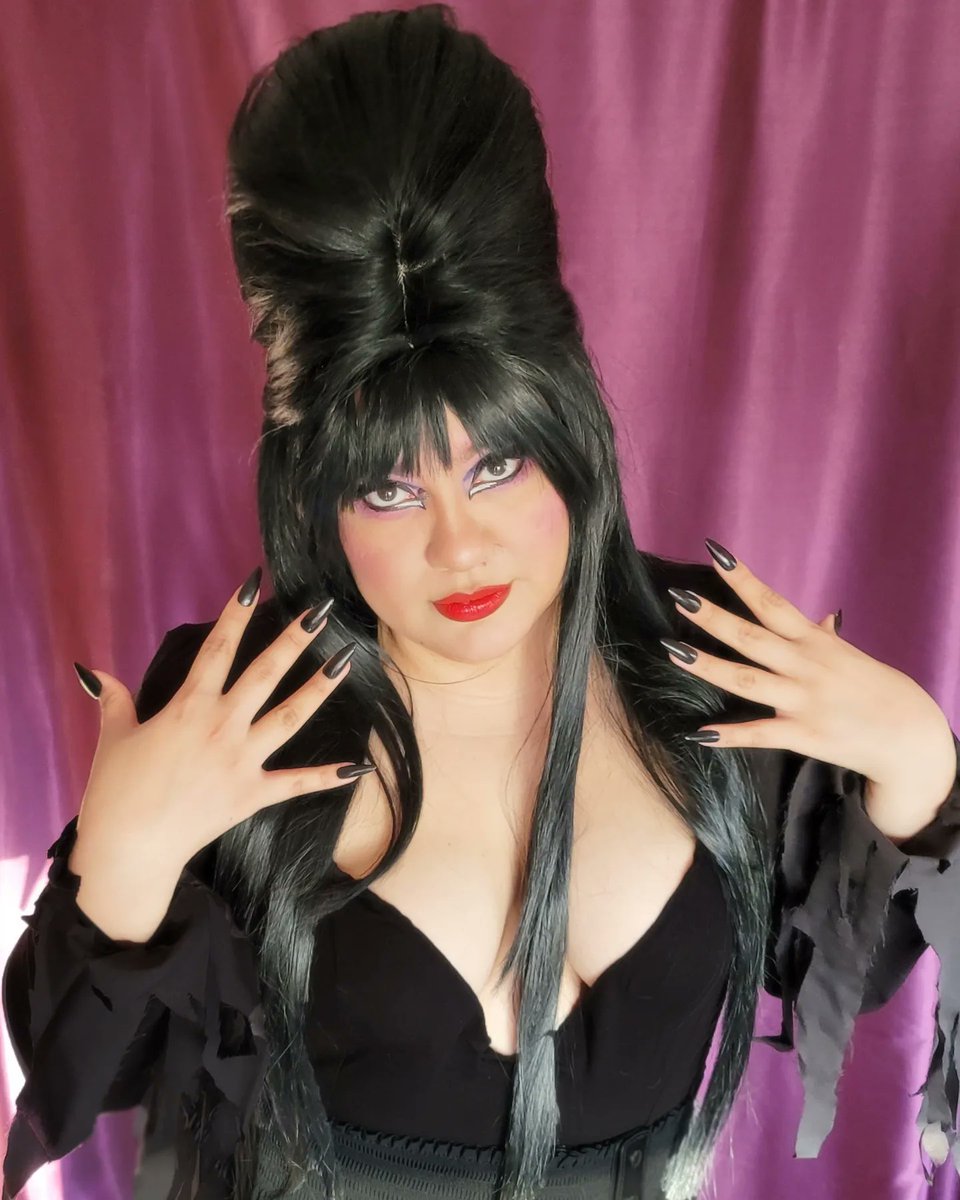 MichelleCeja's tweet photo. Happy Halloweenie 🦇🕯️🕸️🎃 https://t.co/zlPOEdE7px