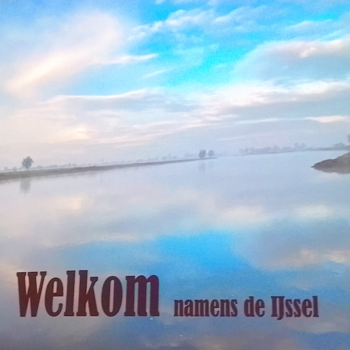 Vanochtend vertelde Wim #Eikelboom zeer enthousiast "Het verhaal van de #IJssel" tijdens de @fraterhuis Academie in #Zwolle. Een kenner van de IJssel en van zijn hand is het #boek "Kiek op het Vechtdal". Zijn verhaal werd ondersteund met prachtige foto's en filmpjes.