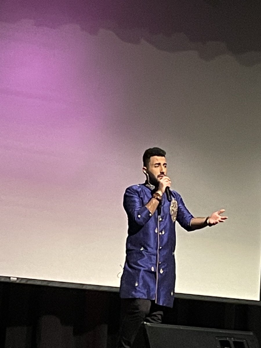 nitvyas's tweet image. Stellar performance by  @AbbyVMusic at Hartford for @aimforseva. Amazing vocal range, knowledge of ragas and languages. Thank you @justkidneying for inspiring to #Donate
“Bharata Desa Hitaya, Kuru Sevam Tvam” #DoWhatYouCanDo #aimforseva #EducateRuralIndia #RagawithAbbyV