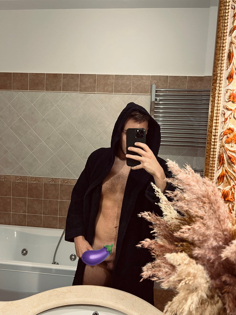 InsideGayCouple's tweet photo. Buongiorno, chi viene a farsi la doccia con me? 
Commentate, like &amp; retweet 😈

https://t.co/ZeNrgWBkMu 30% OFF https://t.co/IIA8uL79Q1