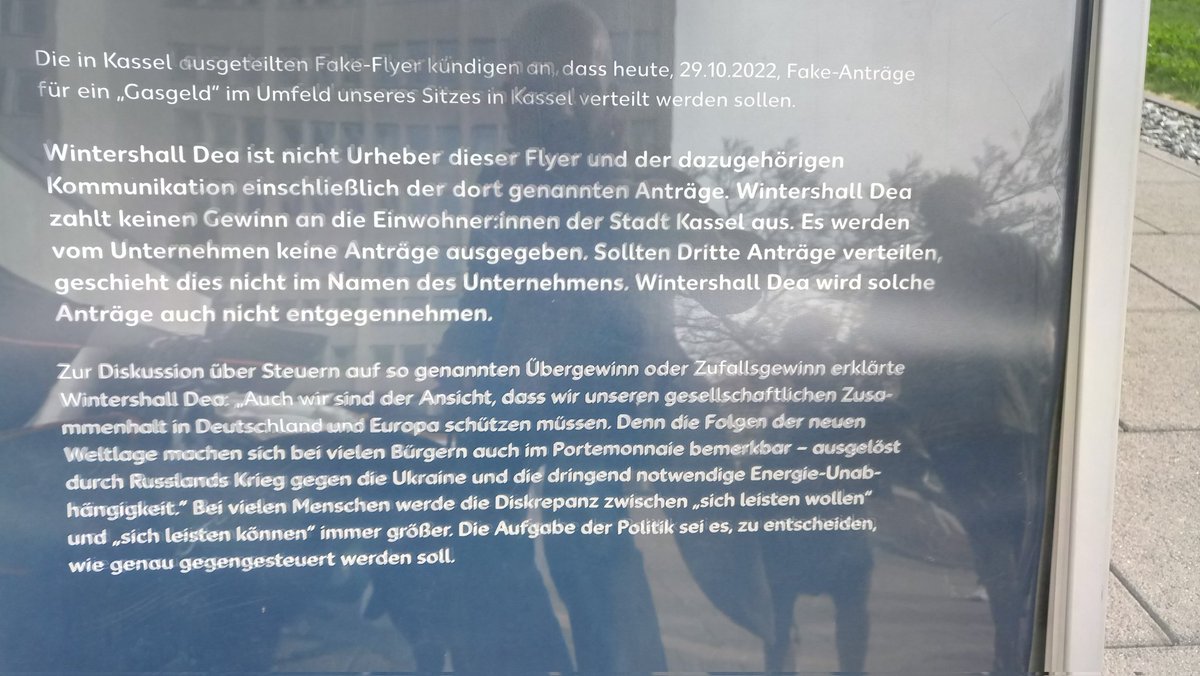 GheorghiuAndy's tweet photo. Happening today: protest against the bloody #FossilFuel business & greedy profits of @Dwintershalldea in front of their headquarters in Kassel. Company is distancing itself from Fake-Flyers but not from the Putin Regime! #NoRoomForGas #StsndwithUkraine https://t.co/vAlJijoOQg