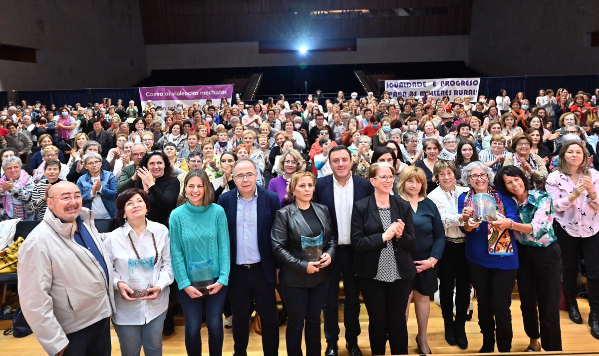 ValentinFormoso's tweet photo. O futuro do rural en Galicia ten nome de muller. 

Pese ao abandono o o recorte de servizos públicos por parte da Xunta, catro de cada cinco proxectos emprendedores que nacen no rural son impulsados por mulleres. 

Reclamamos un rural vivo no que a muller sexa protagonista. https://t.co/lc2gSllrc0
