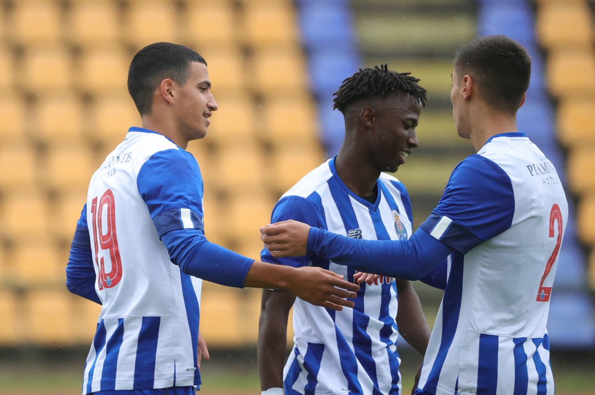 FCPorto's tweet photo. ⌚️ Final do Jogo 
⚽ FC Porto 5-1 FC Paços de Ferreira
🔵 Umaro Candé, Alfa, Joel, Afonso e Ussumané Djaló
👉 Campeonato Nacional da I Divisão de Sub19
📍 Estádio de Pedroso
📺 Porto Canal/ FC Porto Tv
#FCPortoSub19 https://t.co/yZoFSx8Pms