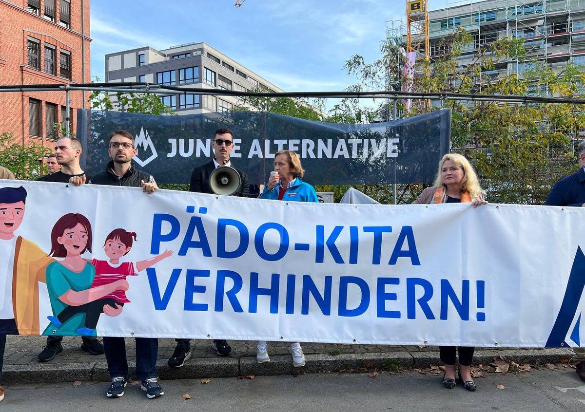 AZeckenbiss's tweet photo. #Neonazis der Jungen Alternative,
demonstrieren gegen eine #Regenbogen-Kita.
Ganz vorne mit dabei, Beatrix #vonStorch.
#AFD #Homohass #LGBTQ #Berlin https://t.co/WI3JccbmTu