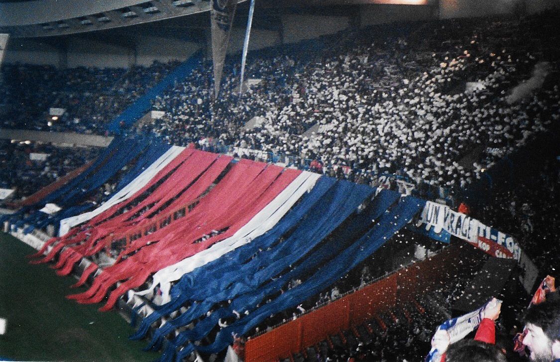 NavetBenjamin's tweet photo. Les 10 ans des Supras à Auteuil valent bien une tenue de soirée au Kop de Boulogne.
PSG – AJ Auxerre (0-0), 19/12/2001, Parc des Princes (D1)

Crédit 📸: collection personnelle @NavetBenjamin 

@KOB_NHDL #PSG #PSGVintage #KOB #BBRBB https://t.co/BvnmthU5Ox