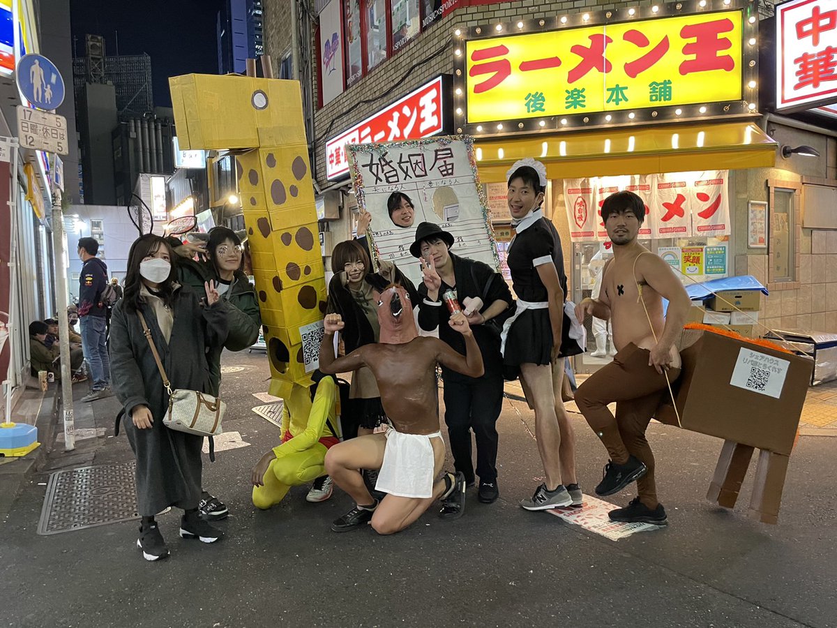 trackless120's tweet photo. 渋谷ハロウィン盛り上げるよ～🎶

#渋谷ハロウィン
#シェアハウス
#リバ邸とらくれす https://t.co/6T1TcxEV9E