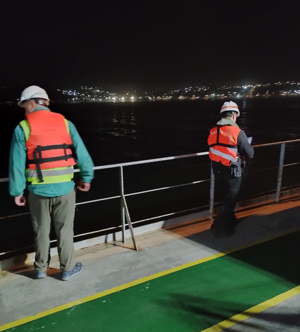 Cp_Quintero's tweet photo. Durante esta madrugada personal de la #PolicíaMarítima realizó fiscalización a la nave #Southern_Hawk que descarga carbón, controlando medidas dispuestas para evitar que elementos nocivos contaminen el mar.
#MaresMásLimpios https://t.co/yCdIESRW75