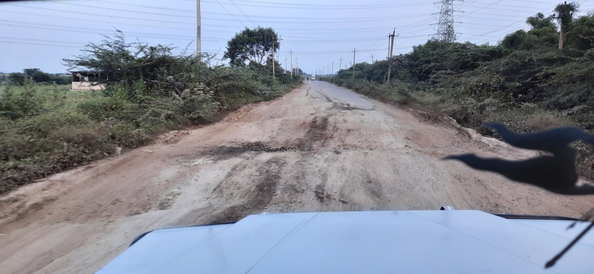 AES29359366's tweet photo. Road condition of Bellary to Kampli road. @sriramulubjp @CMofKarnataka This is for information and action..#ನಮ್ಮ ರಸ್ತೆ ನಮ್ಮ ಹೆಮ್ಮೆ... https://t.co/kyLbIJZQSY