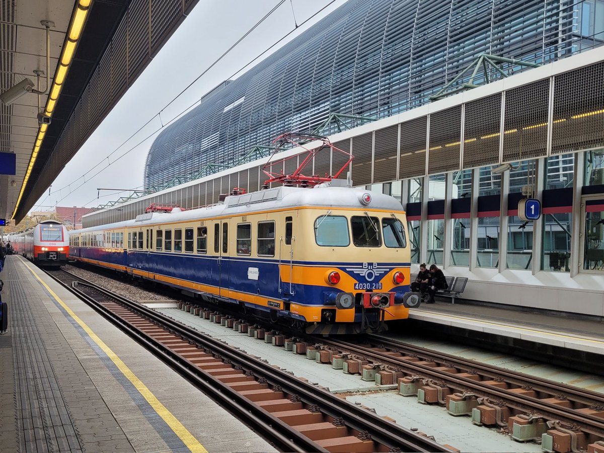 hmulleder's tweet photo. Zurücktreten biddäää, Sonderzug fährt ein #Wien #Handelskai #wienliebe #Nostalgie https://t.co/jO1FU68zq4