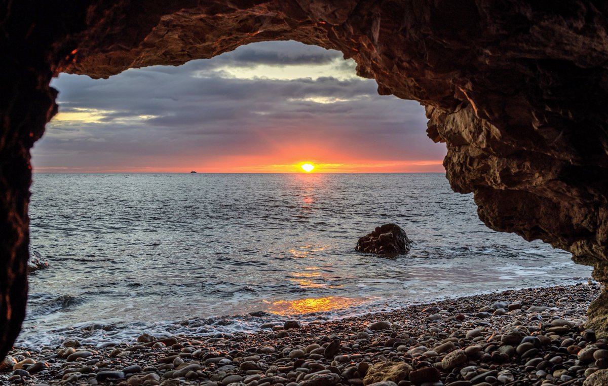 Ben_1135's tweet photo. Sunrise from inside one of the caves at Blackhall Rocks.
#sunrise #codurham #northeastcoast #northsea #cave #blackhallrocks https://t.co/a6zcbfHl8R