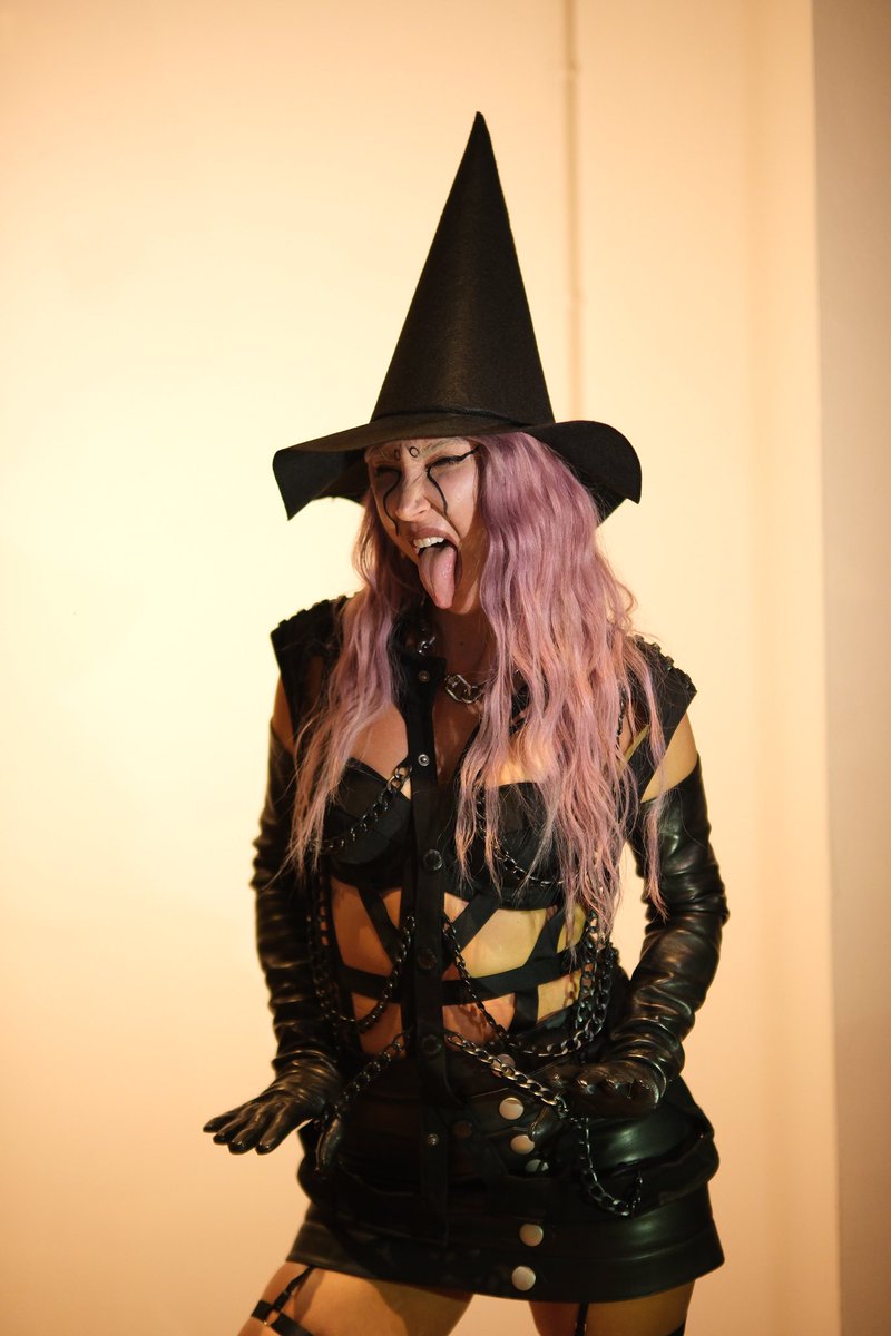 <a href="/ugurgurer_/">Uğur'</a> Eski ya da yeni,hepsi özel şarkılarımın🤍hep kıymeti biliniyor sayenizde 🙏🏻.. Ama şimdi yeni albümüm var sırada  ve o beni çoktan uçurdu,enerjime yansıdı gördüğün üzere ☀️😄 🌟☀️😀😘🖖