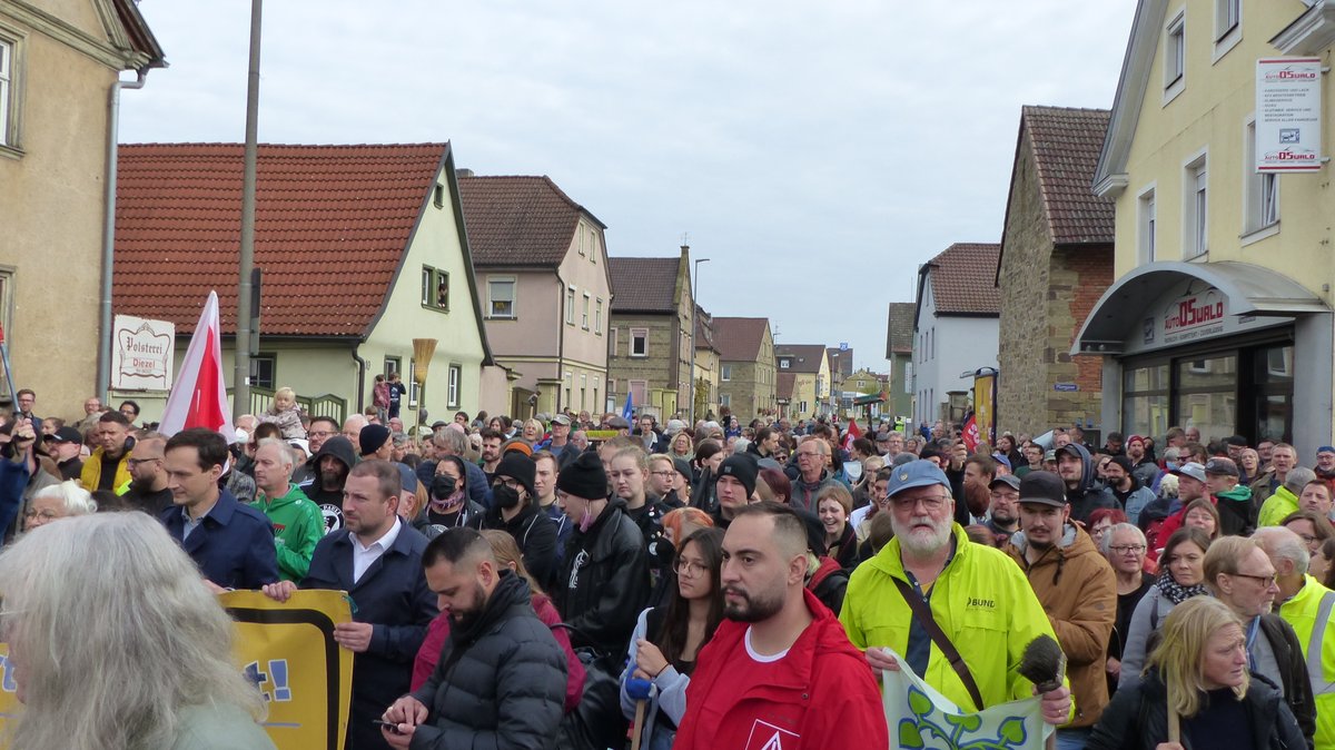 emet_news_press's tweet photo. #Schweinfurt ist bunt. Ein breites Bündnis aus der demokratischen Mitte der Gesellschaft demonstriert gegen #Rechtsextremismus #SW2910 gegen den III. Weg in SW Oberndorf #@SW_evangelisch https://t.co/DbB0VgOgji