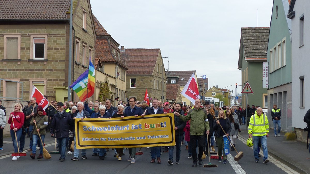 emet_news_press's tweet photo. #Schweinfurt ist bunt. Ein breites Bündnis aus der demokratischen Mitte der Gesellschaft demonstriert gegen #Rechtsextremismus #SW2910 gegen den III. Weg in SW Oberndorf #@SW_evangelisch https://t.co/DbB0VgOgji