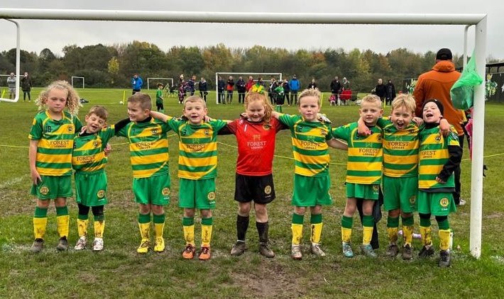 JuniorLinnets's tweet photo. Fantastic photo of our Linnets Greens U7s after their Match today 💛💚
#littlelinnets #LinnetsJFC #proud #grassroots https://t.co/UjjMCecZB1