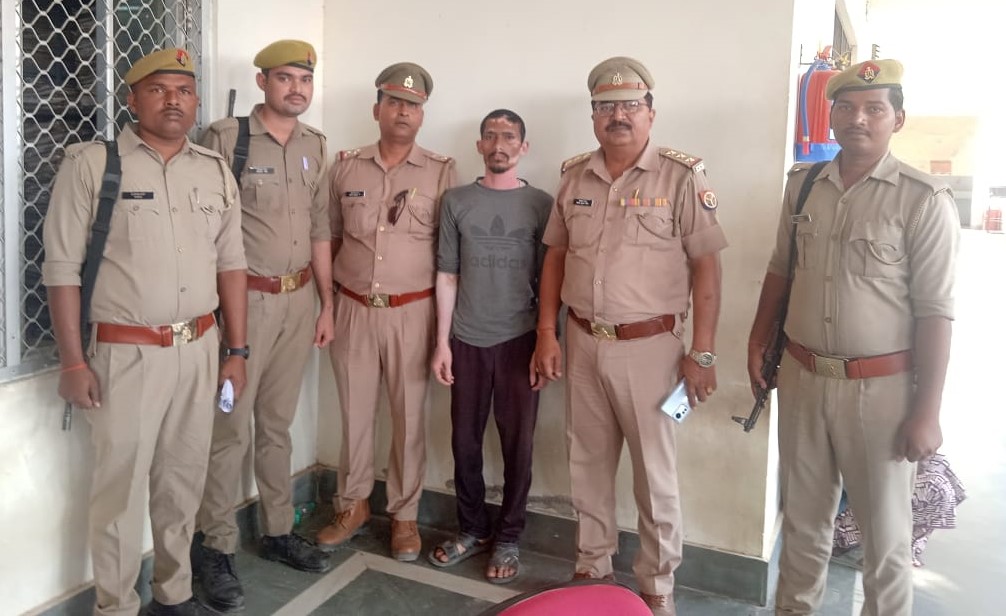 lalsone88's tweet photo. कौशांबी। पेशी से फरार बंदी को जांबाज दरोगा मंझनपुर कोतवाल विनोद कुमार सिंह ने 24 घंटे के अंदर गिरफ्तार कर लिया। कोतवाल की गिरफ्तारी को लेकर एसपी ने उत्साह वर्धन किया। https://t.co/1JAAVvL34F