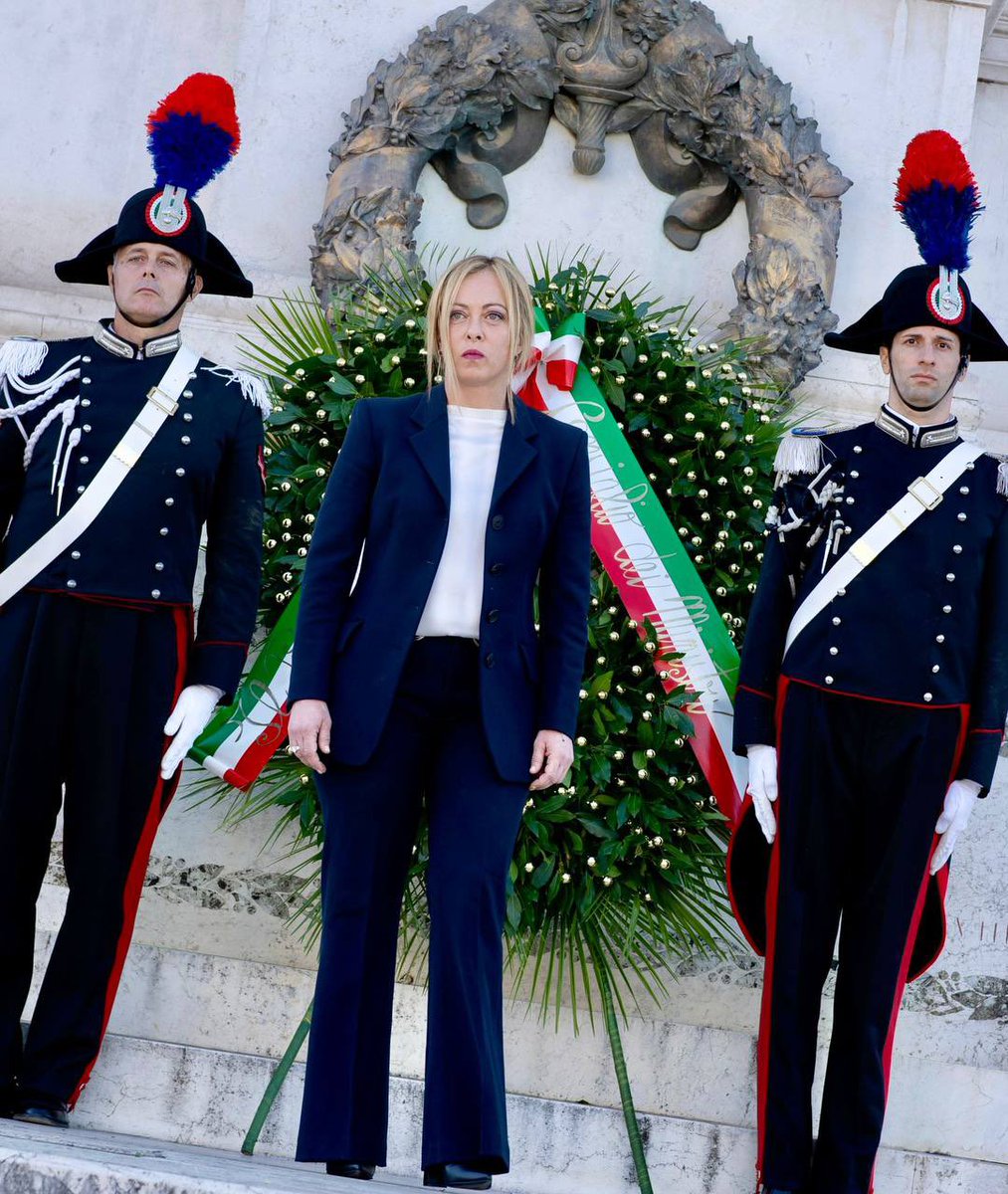 GiorgiaMeloni's tweet photo. Oggi all'Altare della Patria per deporre una corona d'alloro sulla Tomba del Milite Ignoto. Rendiamo omaggio a tutti coloro che hanno sacrificato la propria vita per la Nazione. Un passato da onorare e trasmettere alle nuove generazioni per costruire insieme il futuro dell’Italia https://t.co/JAUikyRFfA