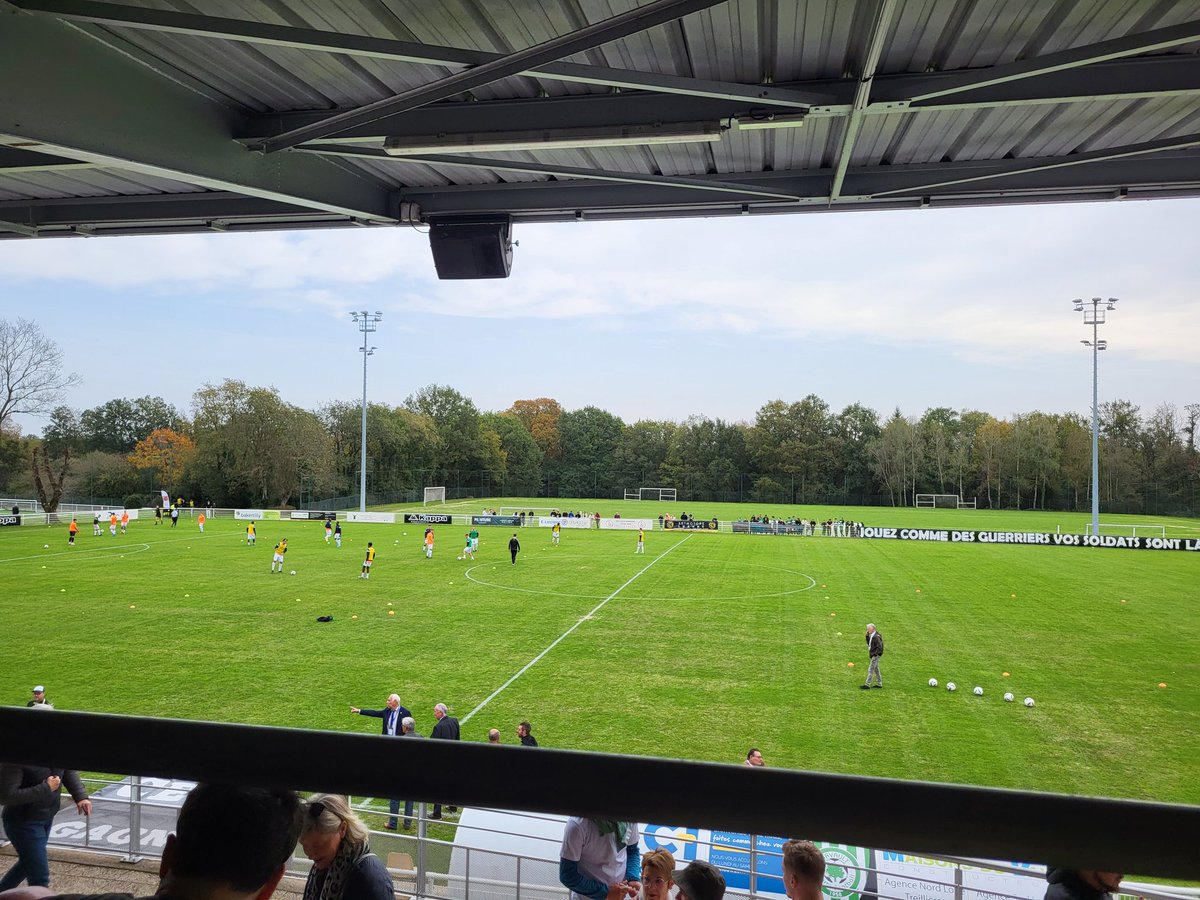 ErwanGendry's tweet photo. À 1h du coup d'envoi, les Orvaltais sont déjà à l'échauffement, en attendant les Lavallois. 2 300 supporters sont attendus, dont une vingtaine de Mayennais. Un match qui se tiendra sur une pelouse loin d'être parfaite #CoupedeFrance #7etour https://t.co/X9FEfXzax3