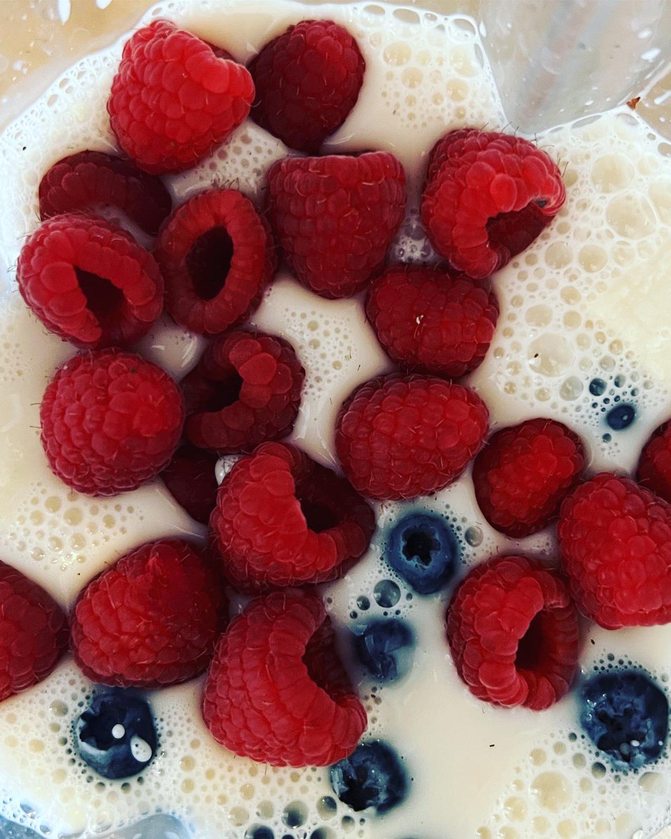 treeoflifeuklo2's tweet photo. #plantbased #almondmilk #banana #blueberrie #shake @treeoflifeuklo2 ♥️♥️♥️♥️🤗🙏 https://t.co/3MSIDKA0fJ
